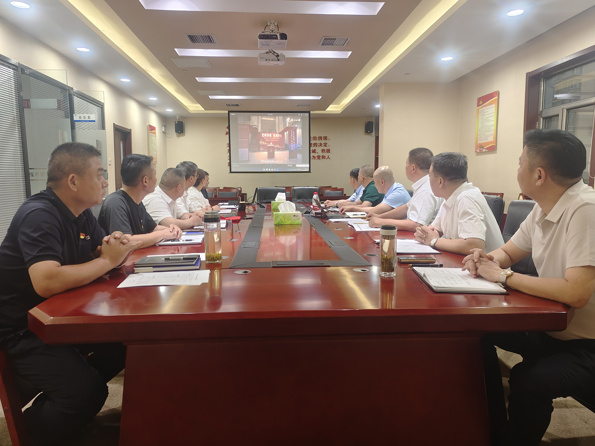 中保偉業(yè)黨支部組織觀看《黨課一小時》