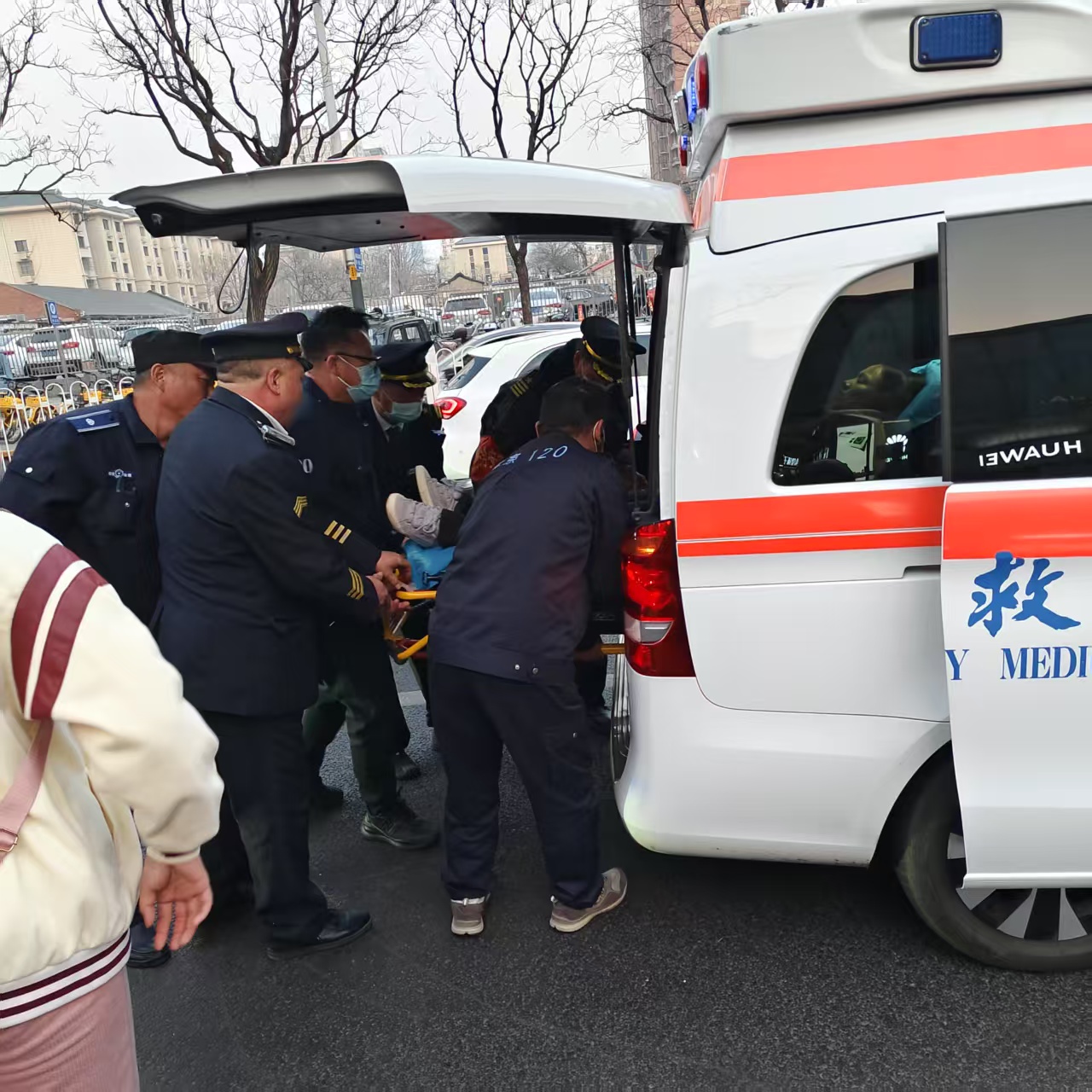 保安隊(duì)員及時(shí)援手 快速救助暈倒市民