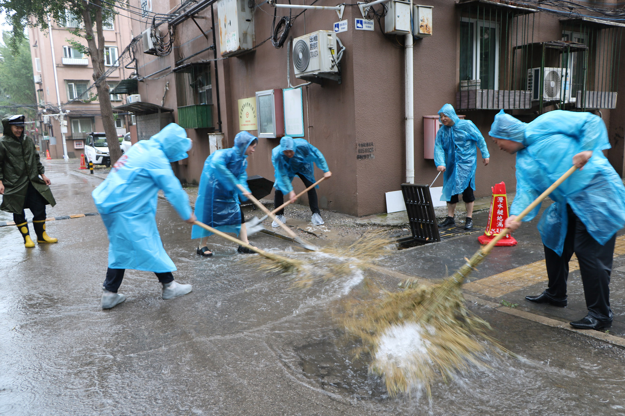 黨建引領(lǐng)聚合力 防汛一線踐初心 ——中保偉業(yè)筑牢極端天氣安全屏障