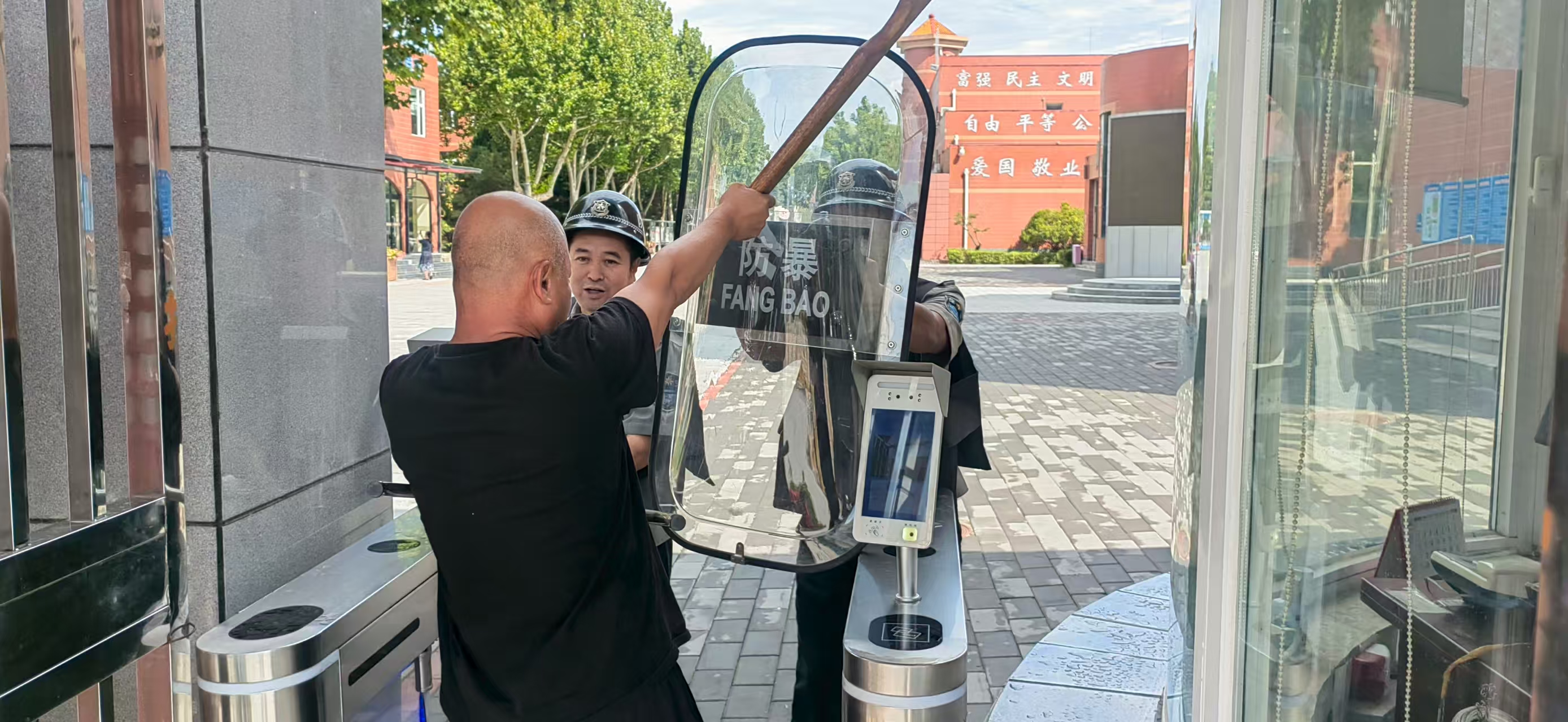 以專業(yè)守護(hù)校園平安 用擔(dān)當(dāng)鑄就安全屏障 --中保偉業(yè)駐北理工附中通州校區(qū)保安隊(duì)隊(duì)長(zhǎng)田衛(wèi)國(guó)